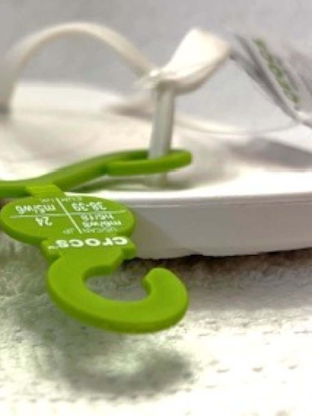 Crocs white 'flip flops' NWT Women's Size 8 - Picture 8 of 8